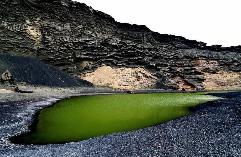 El Golfo Green lake facing the sea.